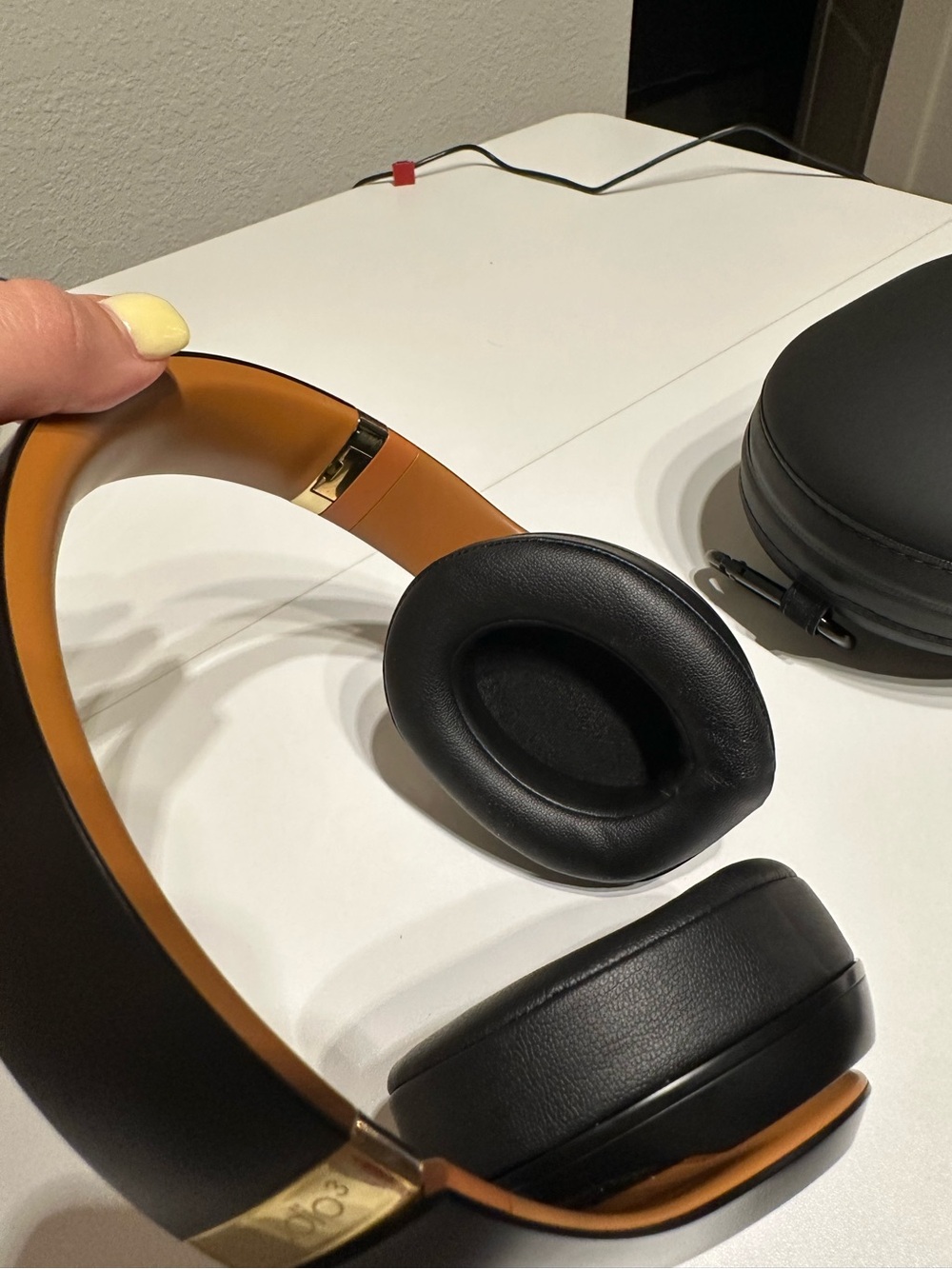 Beats Studio3 Wireless Headphones - Black & Gold - Picture 5 of 10